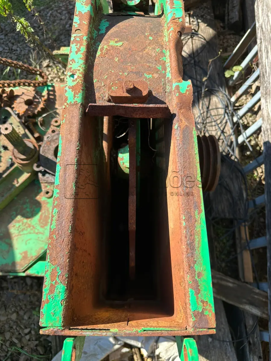 LOTE 006 - COLHEDORA DE FORRAGENS JF C120