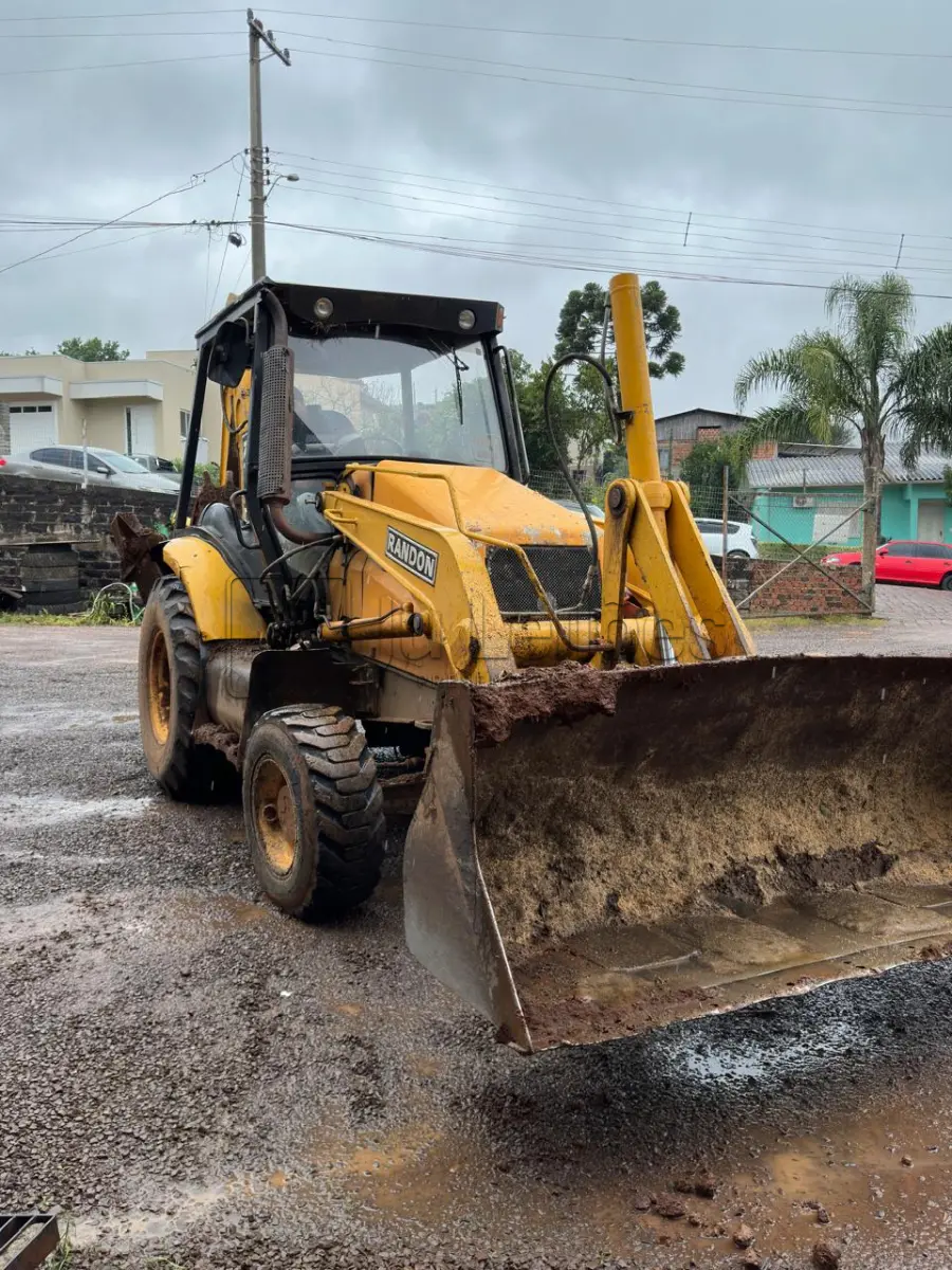 LOTE 011 - RETROESCAVADEIRA RANDON RK 406