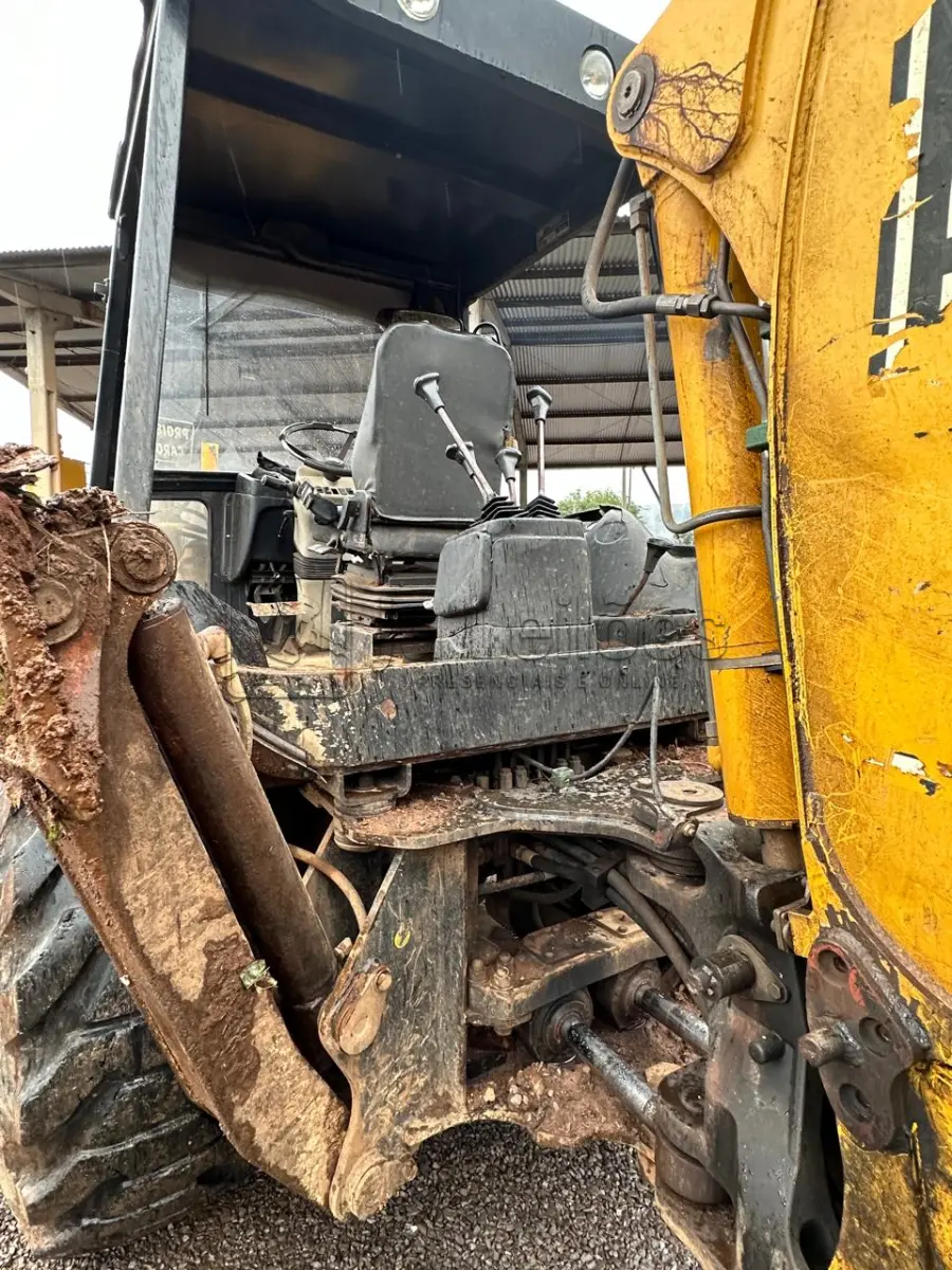 LOTE 011 - RETROESCAVADEIRA RANDON RK 406