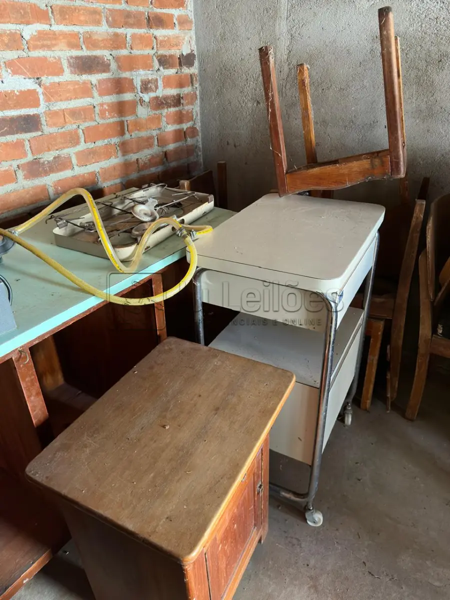 LOTE 014 - SUCATAS DE MOBILIÁRIO