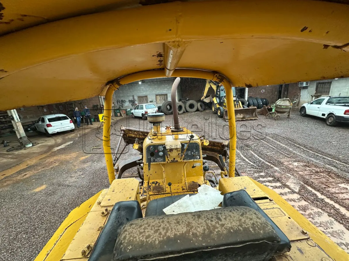 LOTE 012 - TRATOR DE ESTEIRA – CATERPILLAR, D4E - SÉRIE 76W-1179