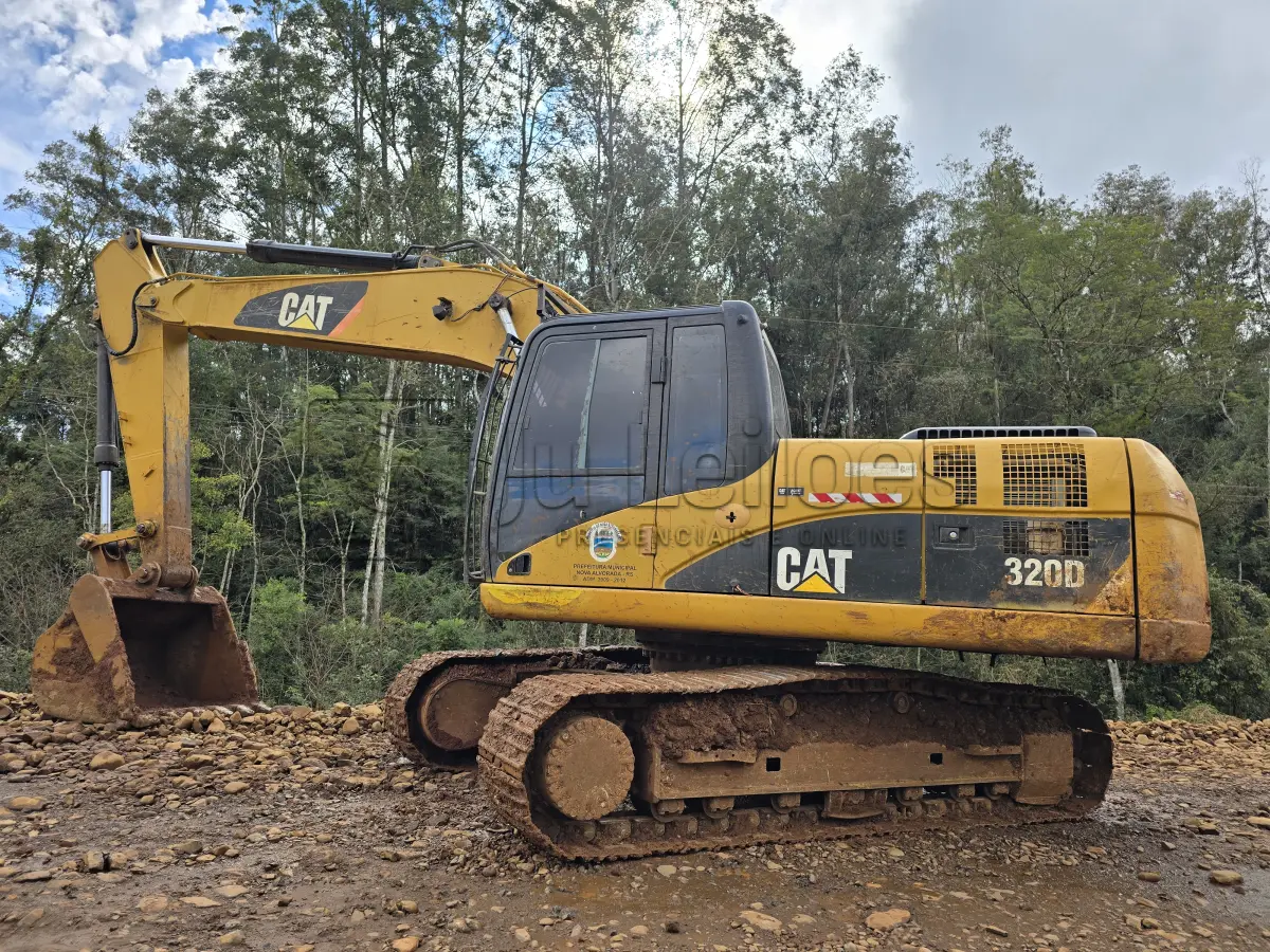 LOTE 017 - ESCAVADEIRA HIDRAULICA CATERPILLAR – MODELO 320 D