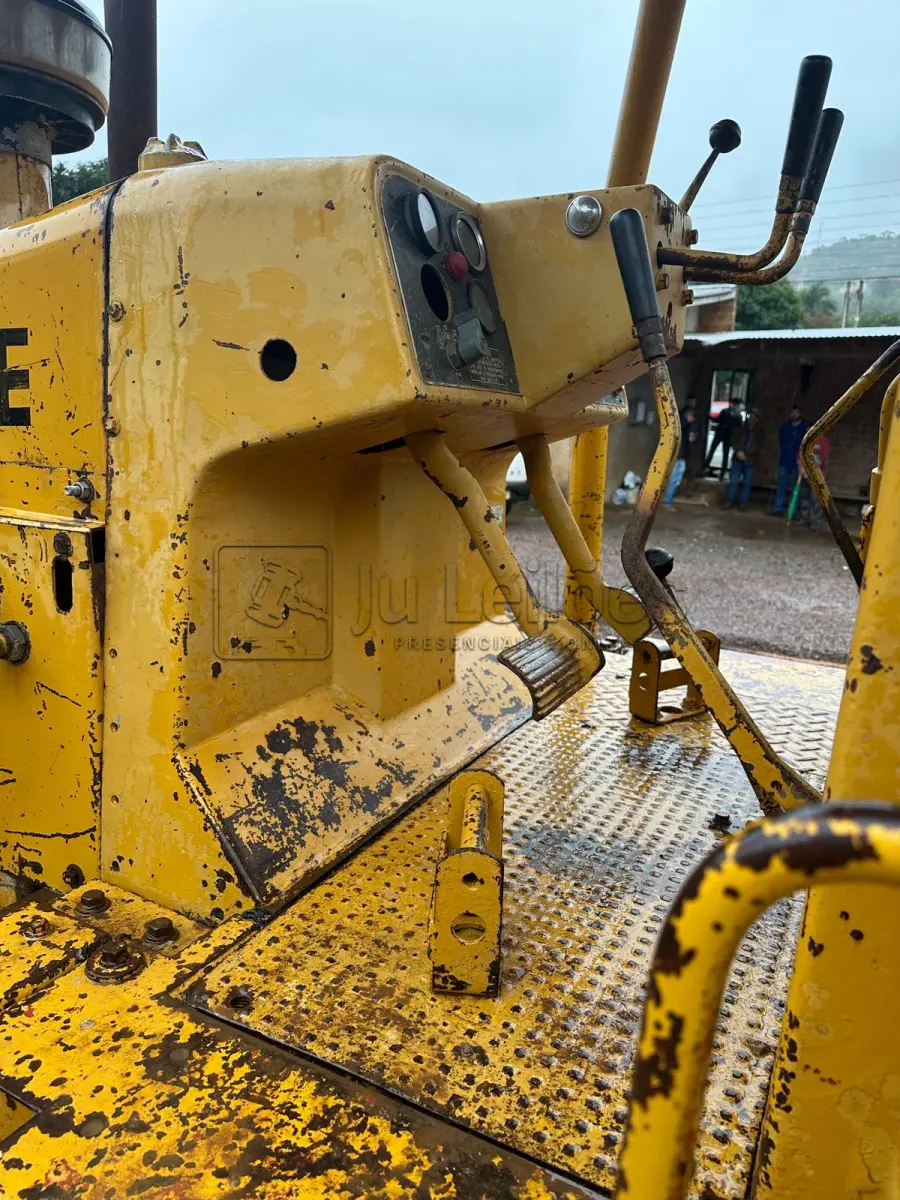 LOTE 012 - TRATOR DE ESTEIRA – CATERPILLAR, D4E - SÉRIE 76W-1179