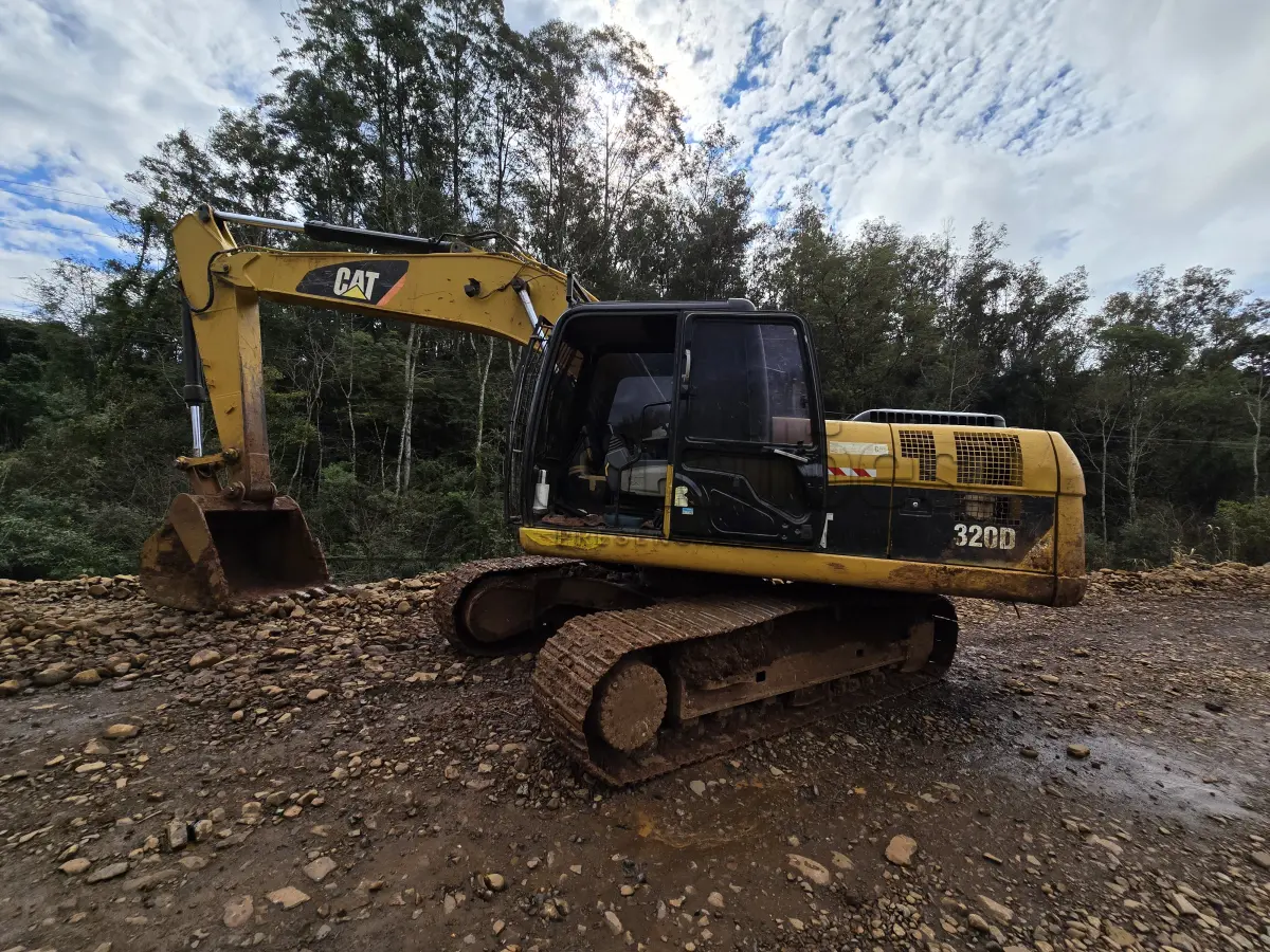 LOTE 017 - ESCAVADEIRA HIDRAULICA CATERPILLAR – MODELO 320 D
