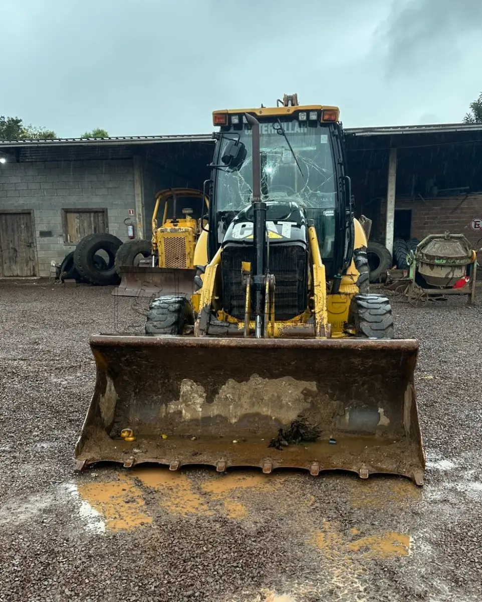 LOTE 014 - RETROESCAVADEIRA MODELO 416E CATERPILLAR