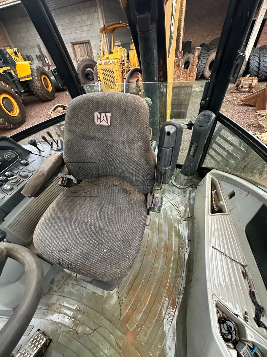 LOTE 014 - RETROESCAVADEIRA MODELO 416E CATERPILLAR