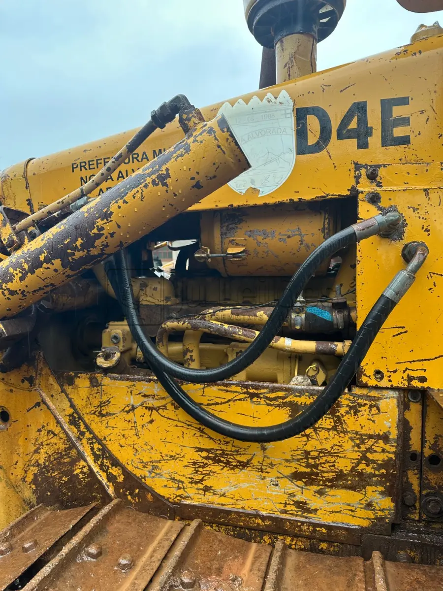 LOTE 012 - TRATOR DE ESTEIRA – CATERPILLAR, D4E - SÉRIE 76W-1179