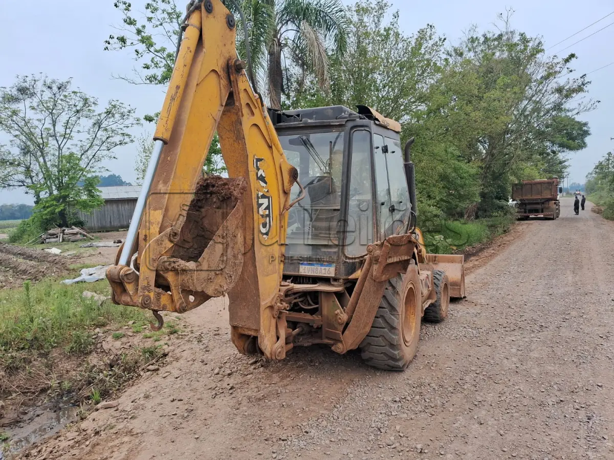 LOTE 004 - RETROESCAVADEIRA RANDON RD406