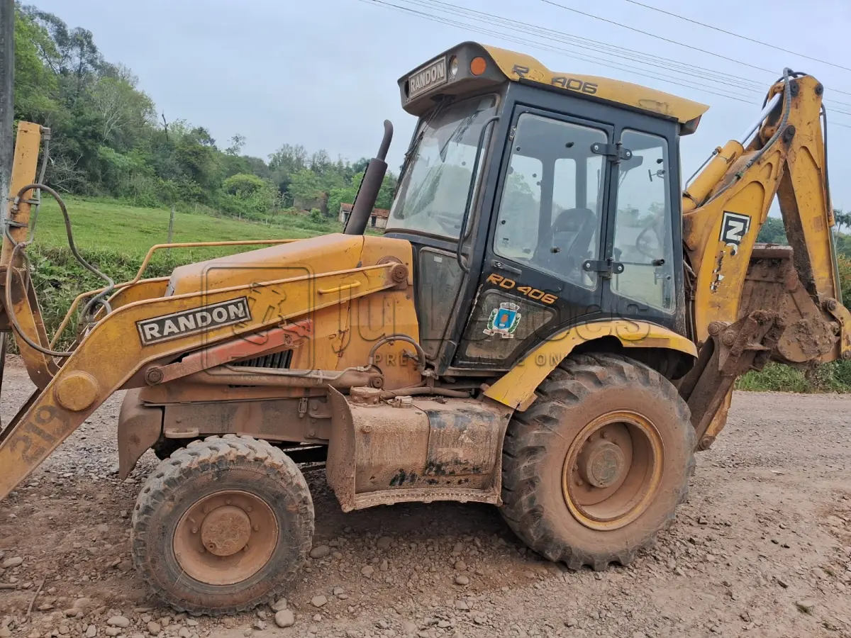 LOTE 004 - RETROESCAVADEIRA RANDON RD406