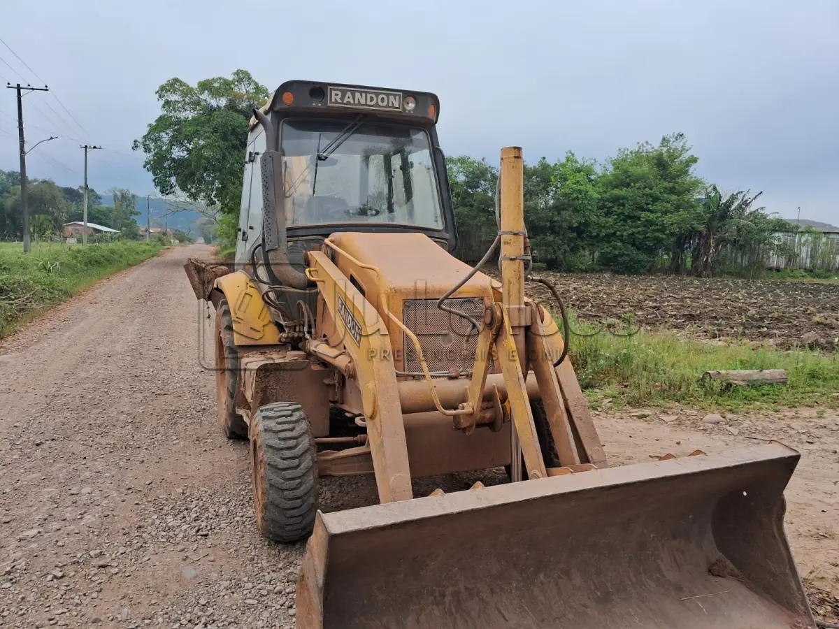 LOTE 004 - RETROESCAVADEIRA RANDON RD406