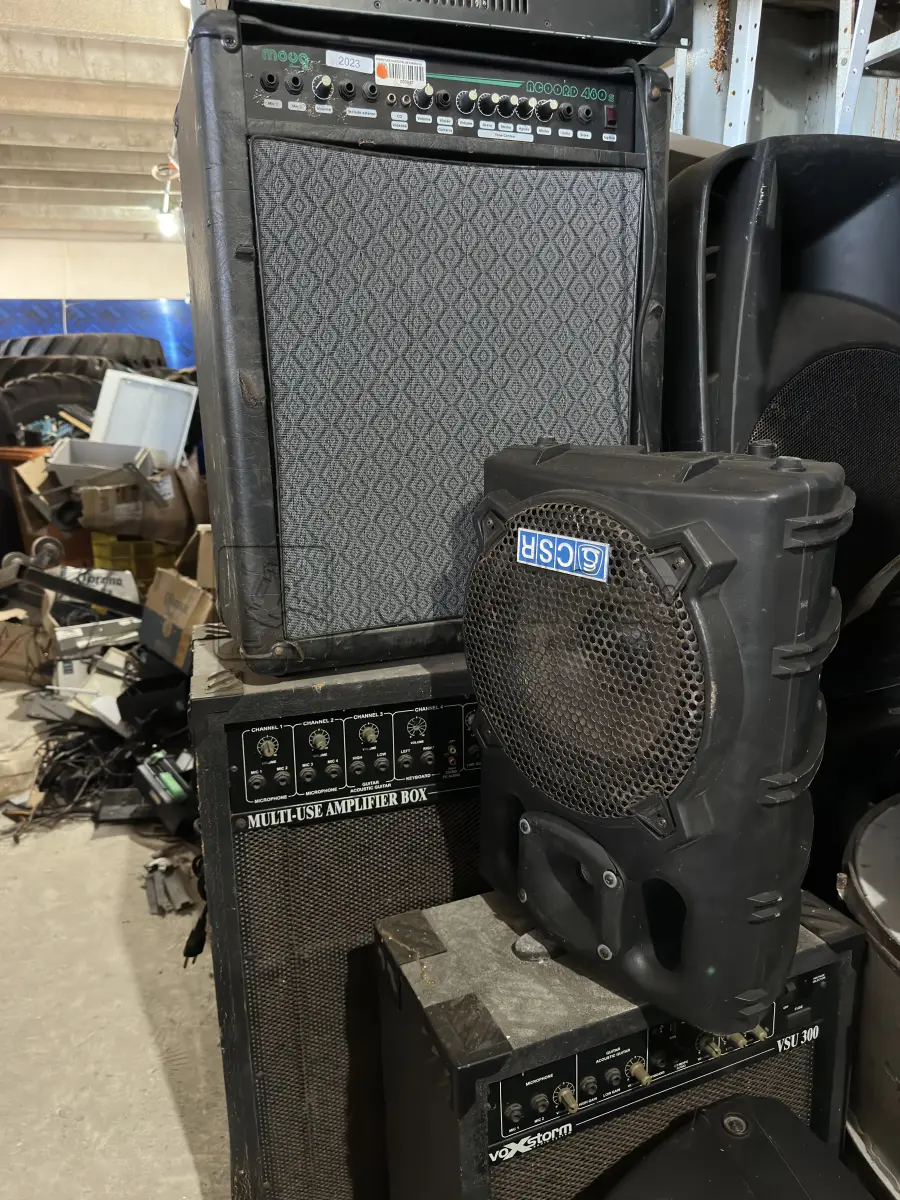LOTE 017 - CAIXA DE SOM E EQUIPAMENTOS DE BANDA