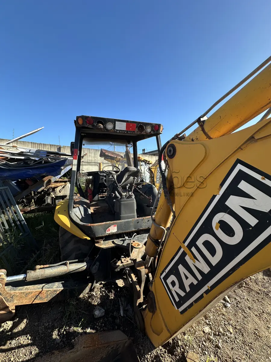LOTE 011 - RETROESCAVADEIRA RANDON