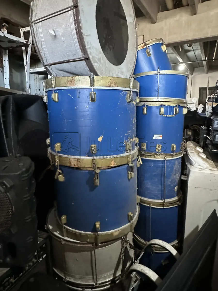 LOTE 017 - CAIXA DE SOM E EQUIPAMENTOS DE BANDA
