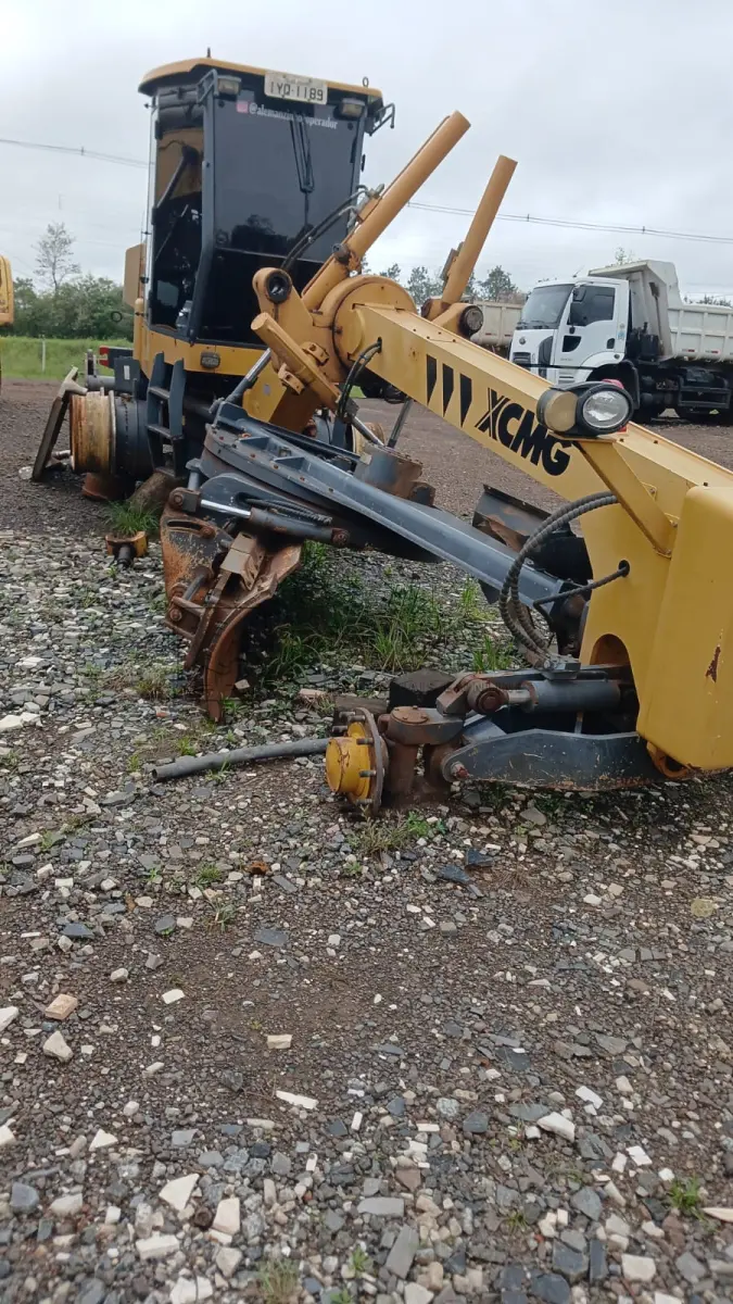 LOTE 008 - MOTONIVELADORA XCMG GR180BR
