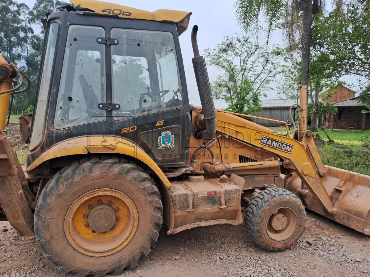 LOTE 004 - RETROESCAVADEIRA RANDON RD406