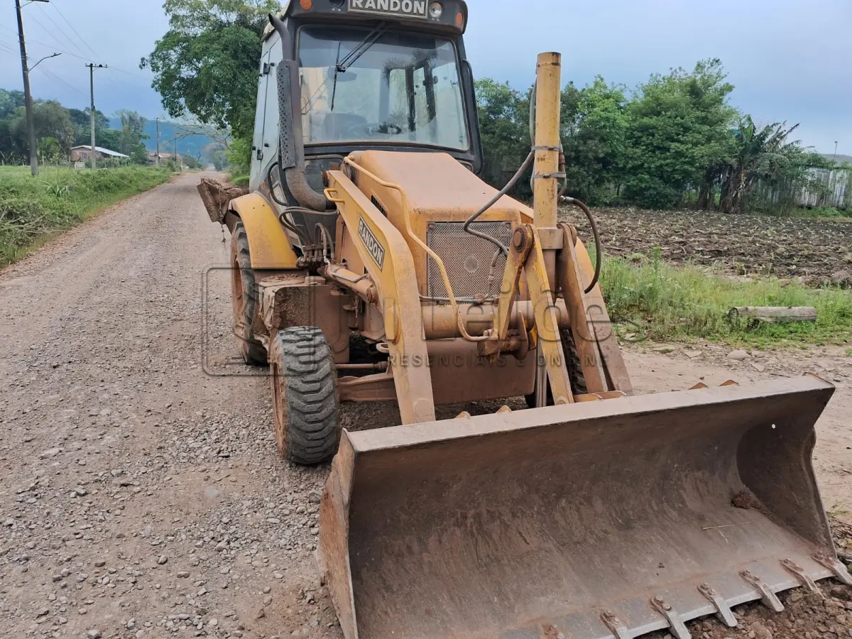 LOTE 004 - RETROESCAVADEIRA RANDON RD406