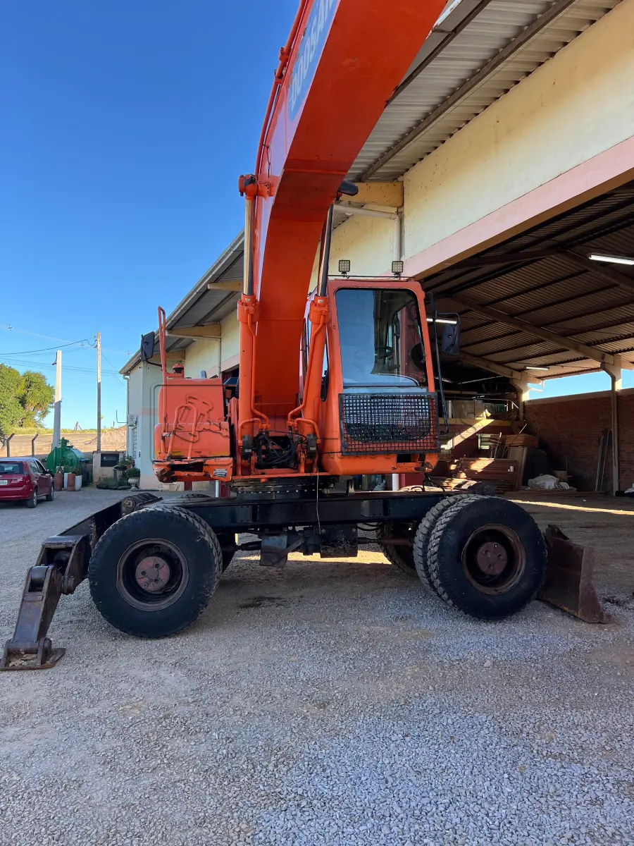 LOTE 003 - ESCAVADEIRA DOOSAN
