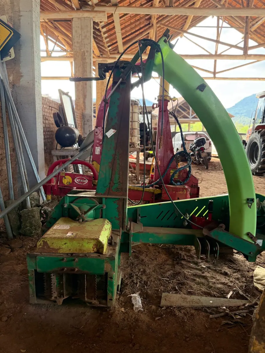 LOTE 013 - COLHEDORA DE FORRAGENS CREMASCO