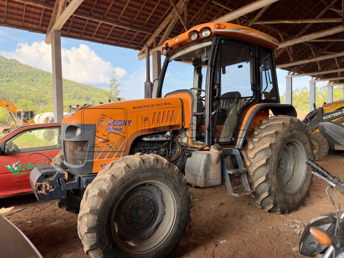 LOTE 003 - TRATOR AGRÍCOL BUDNY