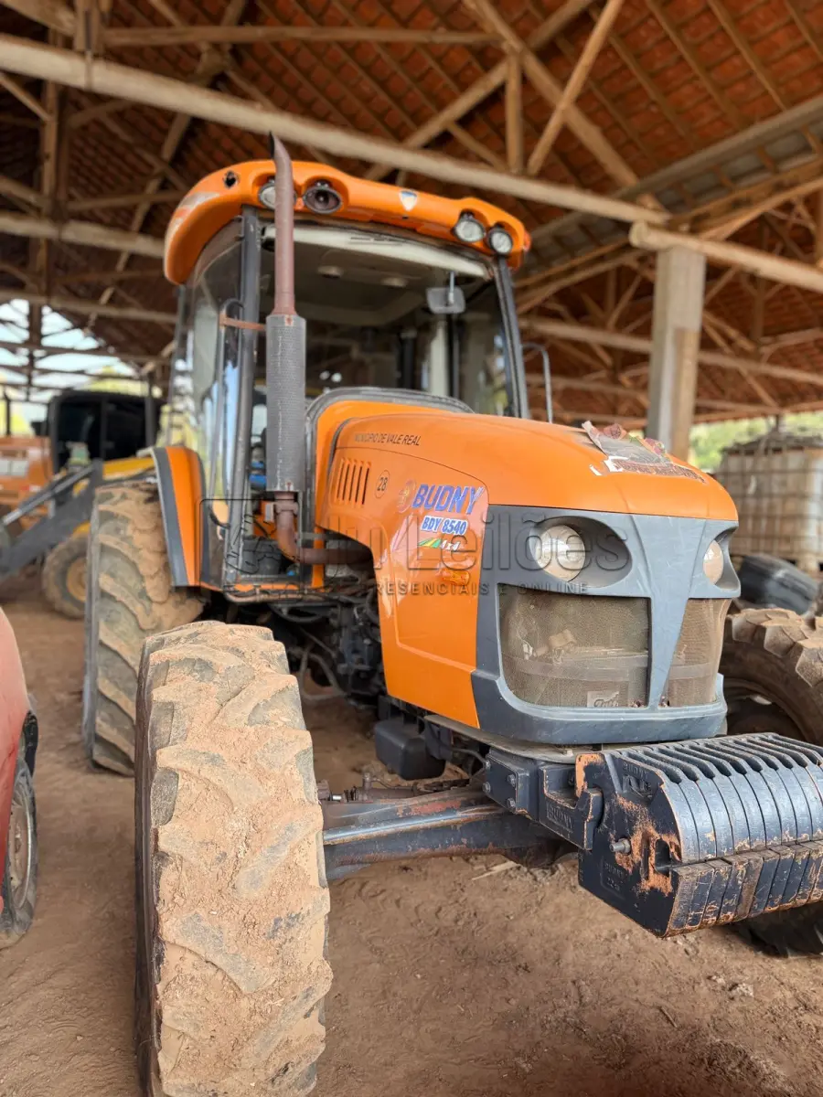 LOTE 003 - TRATOR AGRÍCOL BUDNY