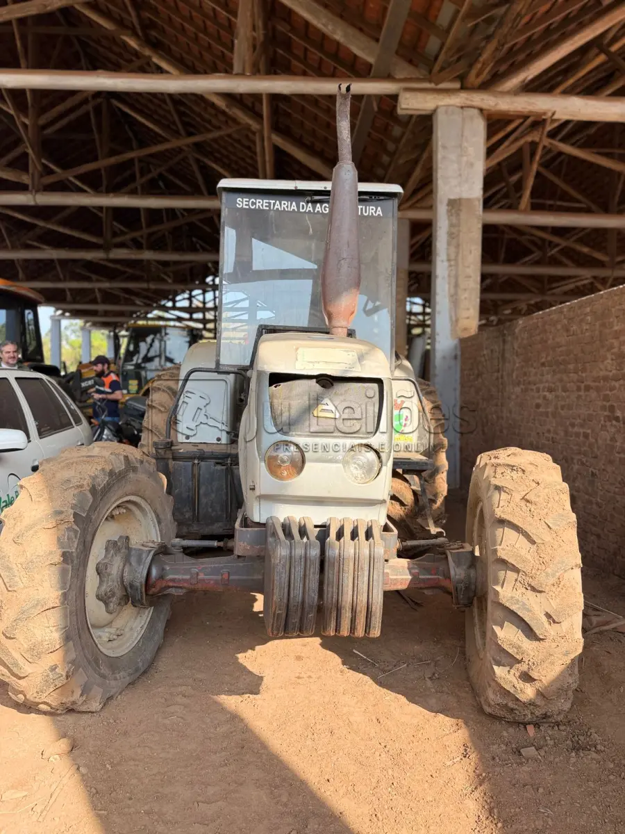 LOTE 002 - TRATOR AGRÍCOLA AGRALE