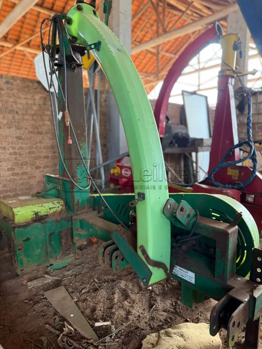 LOTE 013 - COLHEDORA DE FORRAGENS CREMASCO