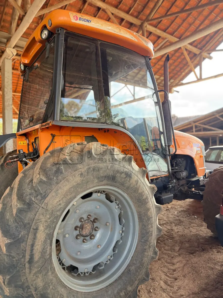LOTE 003 - TRATOR AGRÍCOL BUDNY