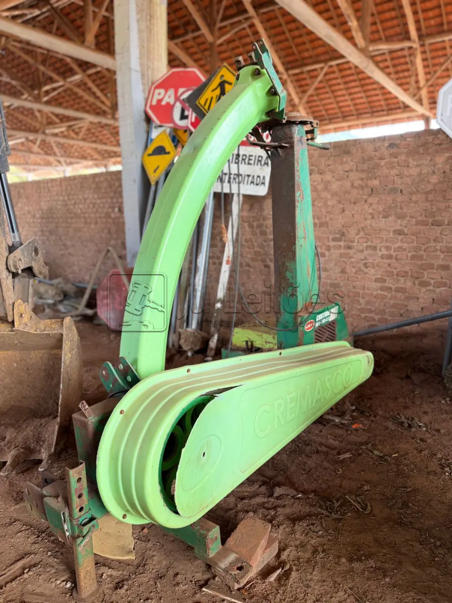 LOTE 013 - COLHEDORA DE FORRAGENS CREMASCO