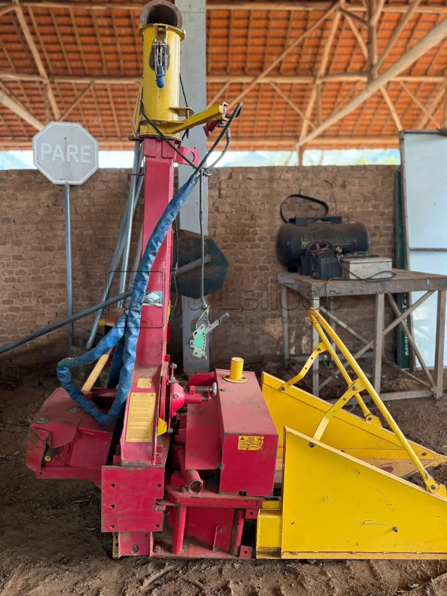 LOTE 012 - COLHEDORA DE FORRAGEM