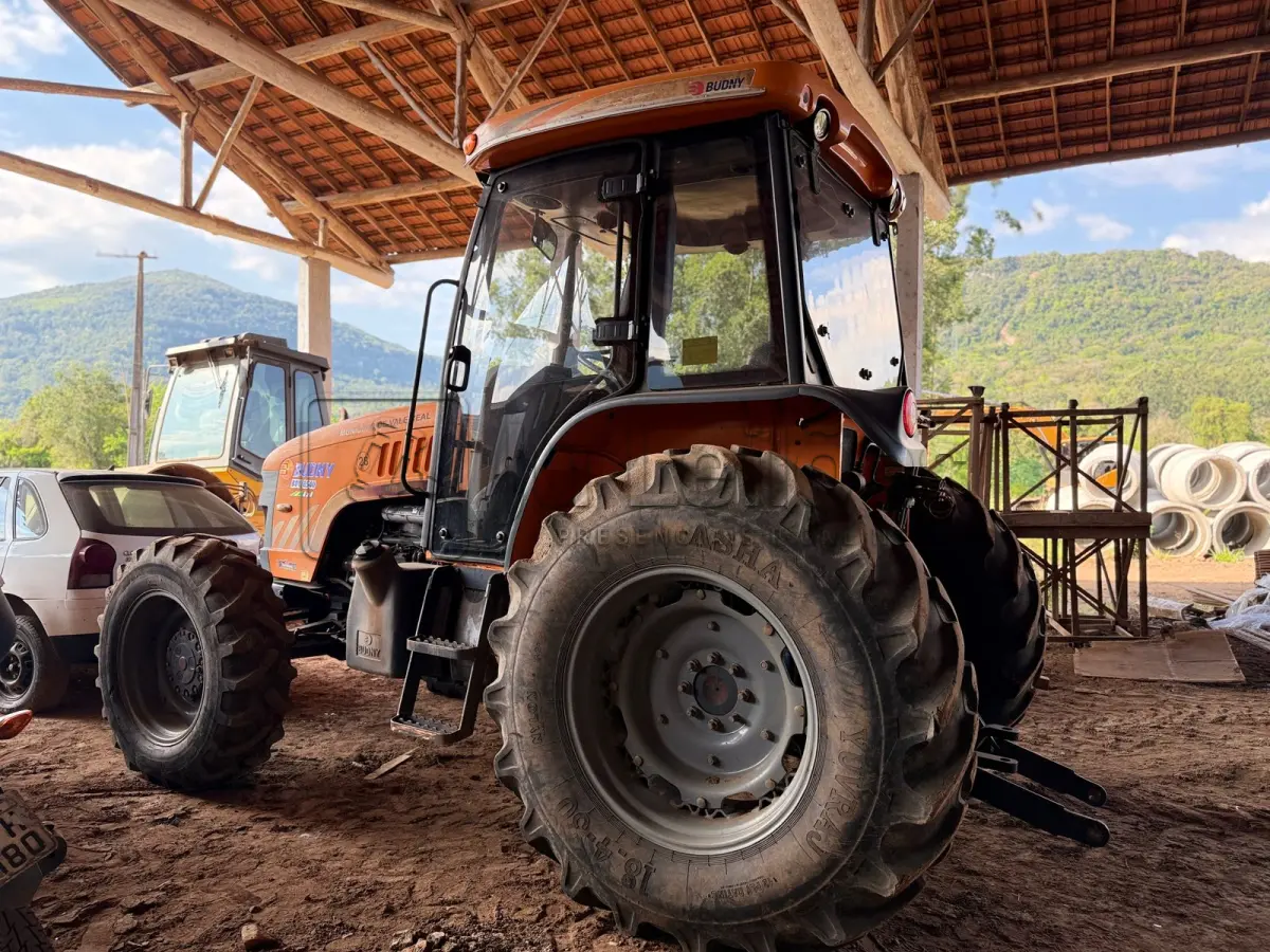 LOTE 003 - TRATOR AGRÍCOL BUDNY
