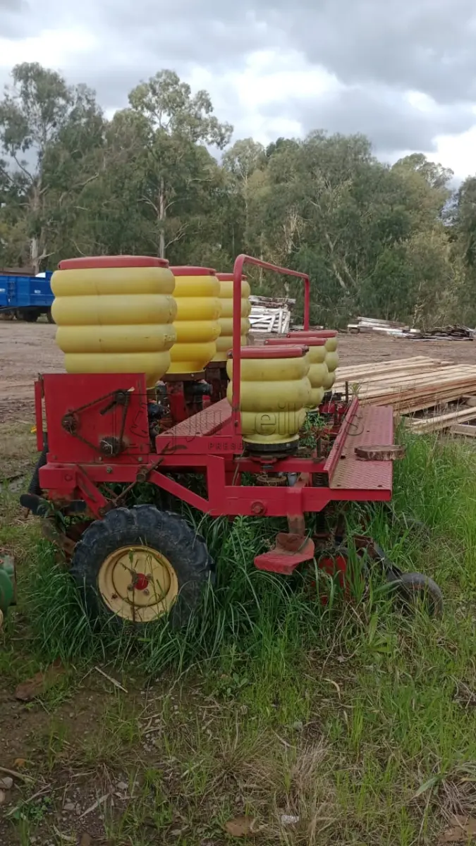 LOTE 004 - PLANTADEIRA ADUBADEIRA 03 LINHAS