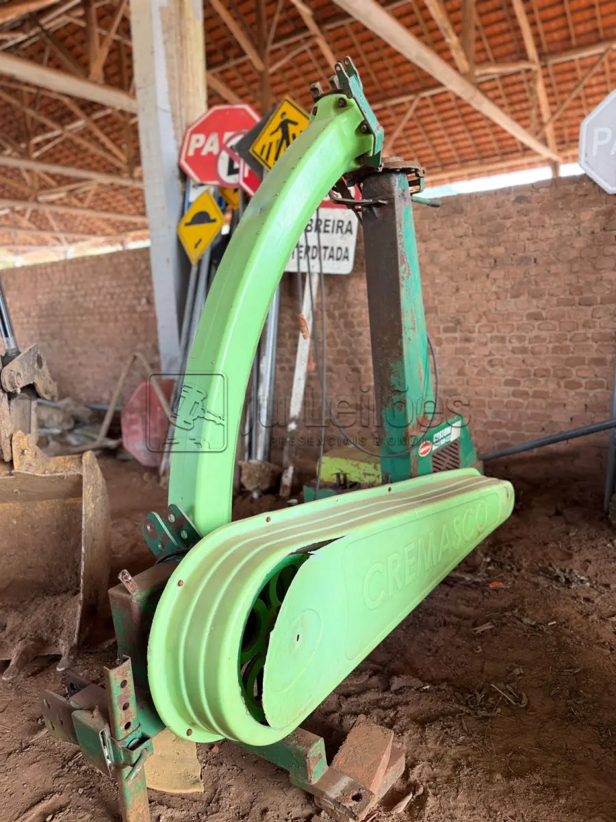 LOTE 013 - COLHEDORA DE FORRAGENS CREMASCO