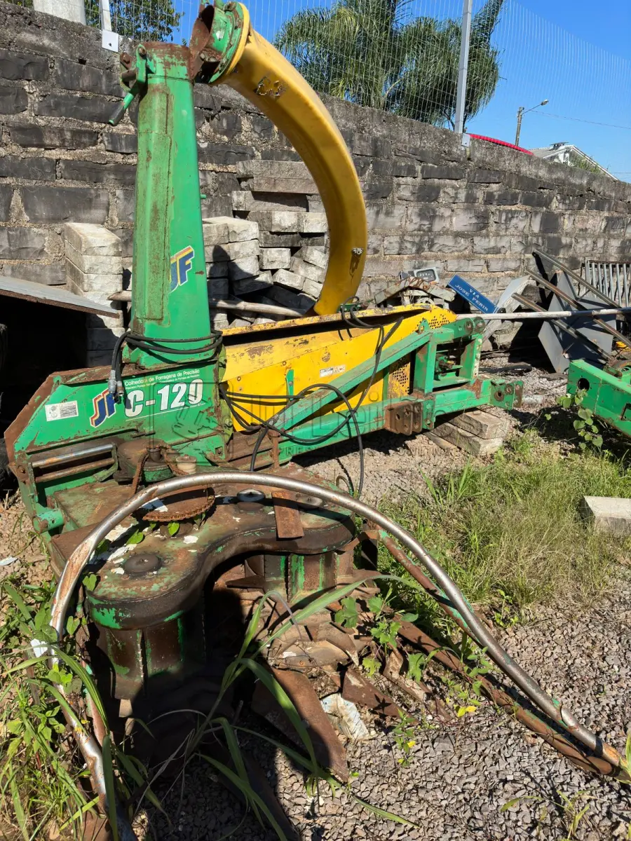 LOTE 005 - COLHEDORA DE FORRAGENS JF C120