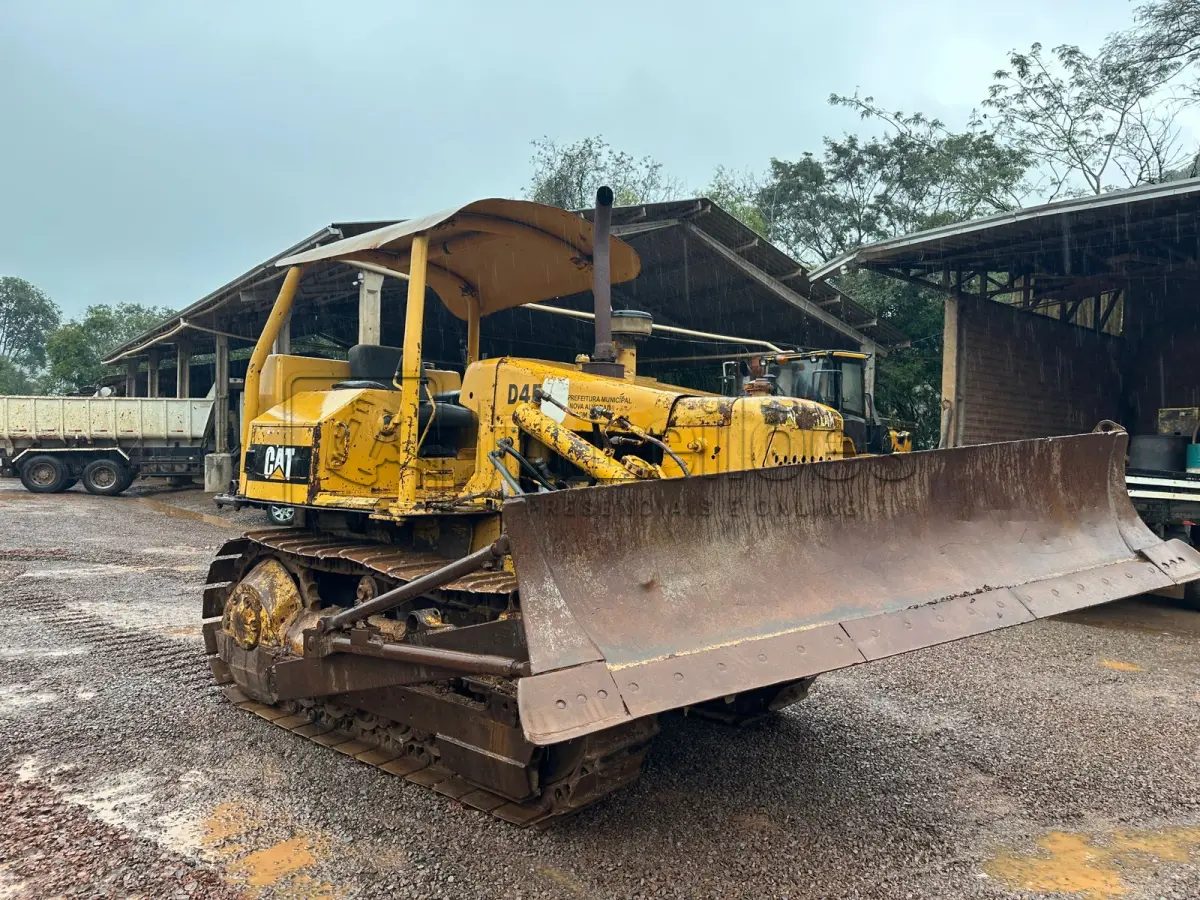 LOTE 012 - TRATOR DE ESTEIRA – CATERPILLAR, D4E - SÉRIE 76W-1179