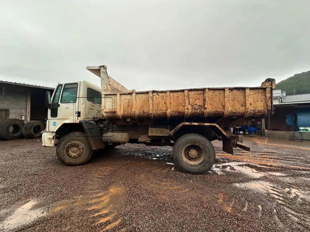 LOTE 009 - FORD/CARGO 1722 E