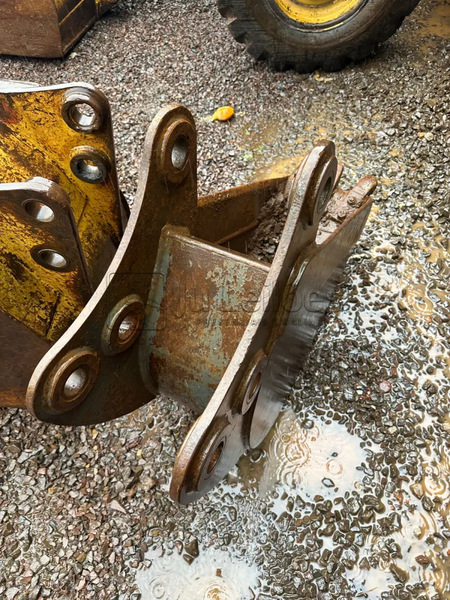 LOTE 019 - CAÇAMBA TRASEIRA ESTREITA PARA RETRO ESCAVADEIRA