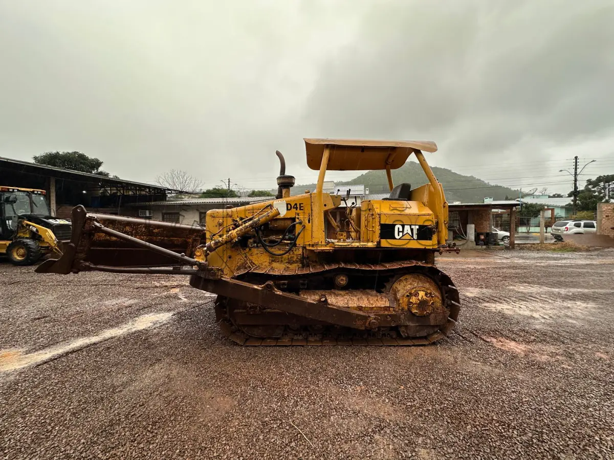 LOTE 012 - TRATOR DE ESTEIRA – CATERPILLAR, D4E - SÉRIE 76W-1179