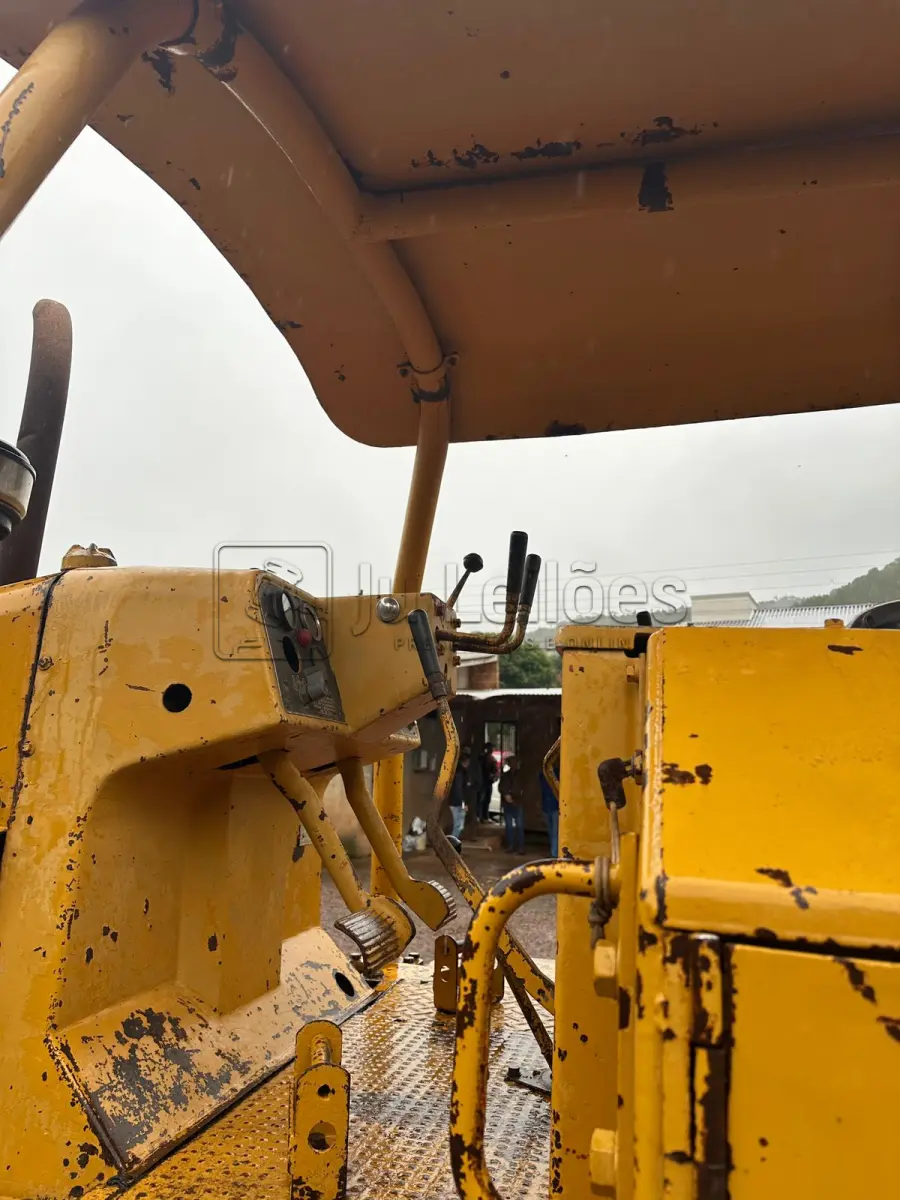 LOTE 012 - TRATOR DE ESTEIRA – CATERPILLAR, D4E - SÉRIE 76W-1179
