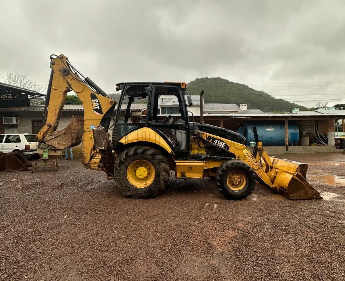 LOTE 014 - RETROESCAVADEIRA MODELO 416E CATERPILLAR