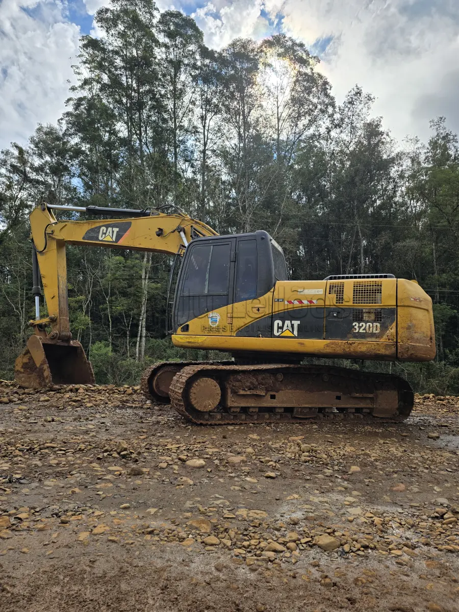 LOTE 017 - ESCAVADEIRA HIDRAULICA CATERPILLAR – MODELO 320 D