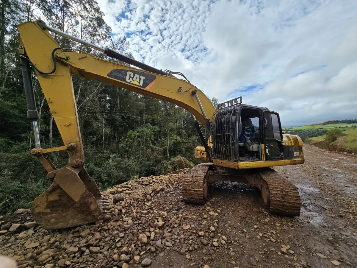 LOTE 017 - ESCAVADEIRA HIDRAULICA CATERPILLAR – MODELO 320 D