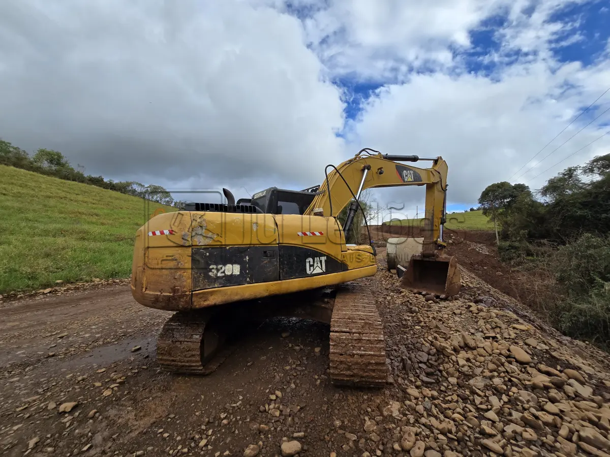 LOTE 017 - ESCAVADEIRA HIDRAULICA CATERPILLAR – MODELO 320 D
