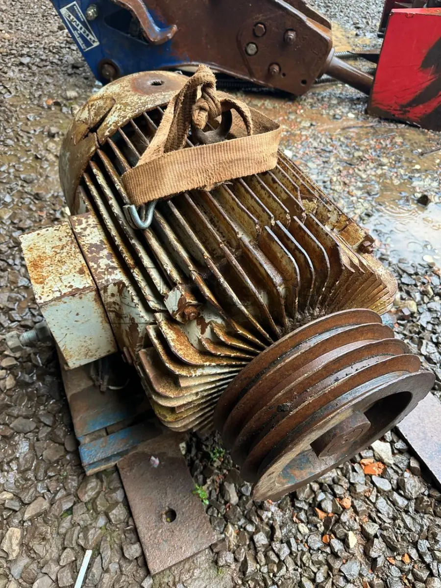 LOTE 026 - MOTOR ELÉTRICO TRIFÁSICO BLINDADO 40 CVS