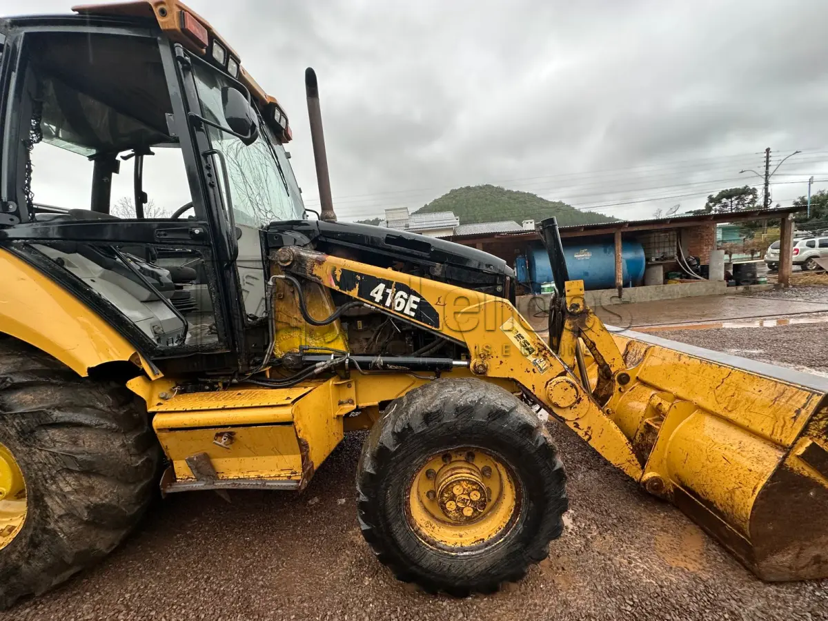 LOTE 014 - RETROESCAVADEIRA MODELO 416E CATERPILLAR