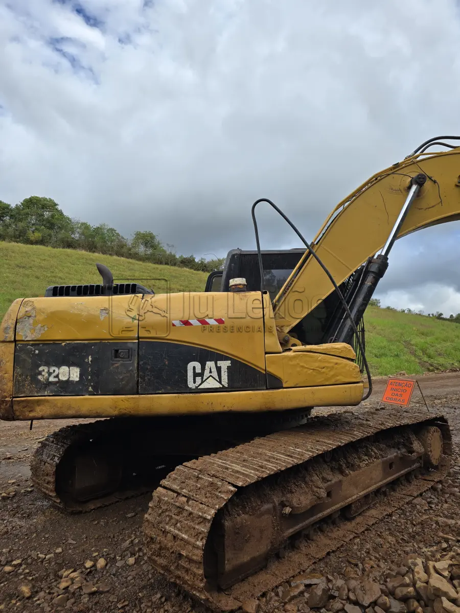 LOTE 017 - ESCAVADEIRA HIDRAULICA CATERPILLAR – MODELO 320 D
