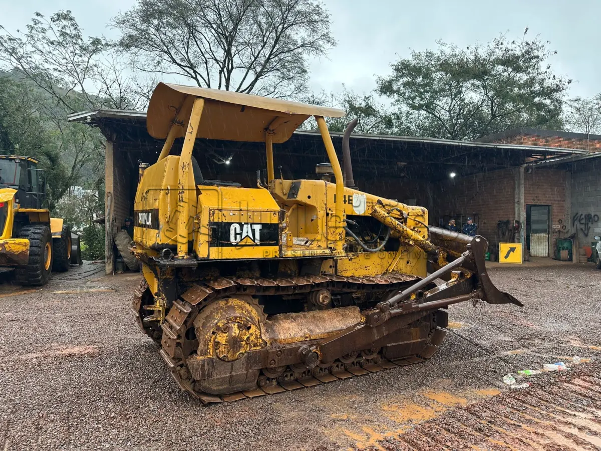 LOTE 012 - TRATOR DE ESTEIRA – CATERPILLAR, D4E - SÉRIE 76W-1179