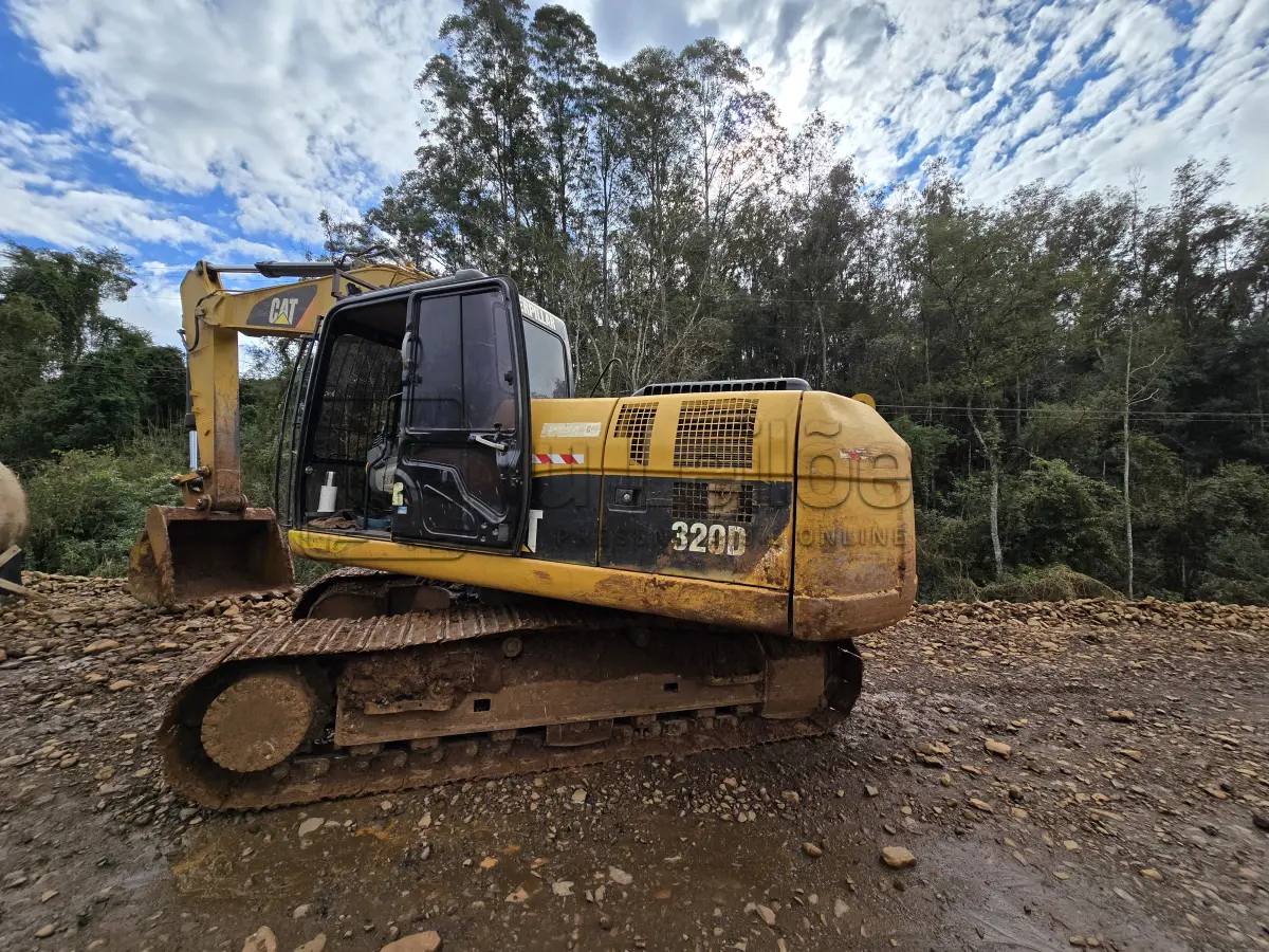 LOTE 017 - ESCAVADEIRA HIDRAULICA CATERPILLAR – MODELO 320 D