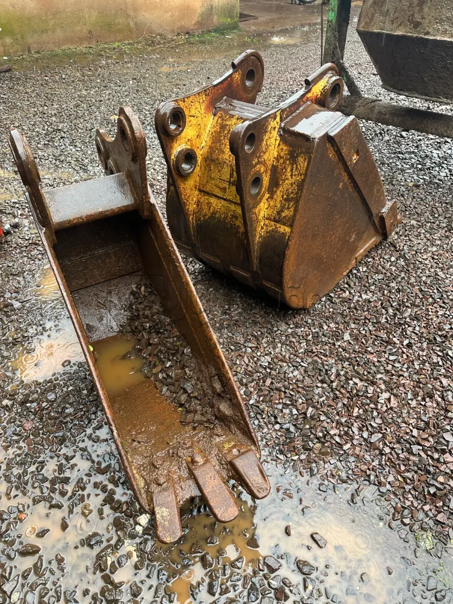LOTE 019 - CAÇAMBA TRASEIRA ESTREITA PARA RETRO ESCAVADEIRA