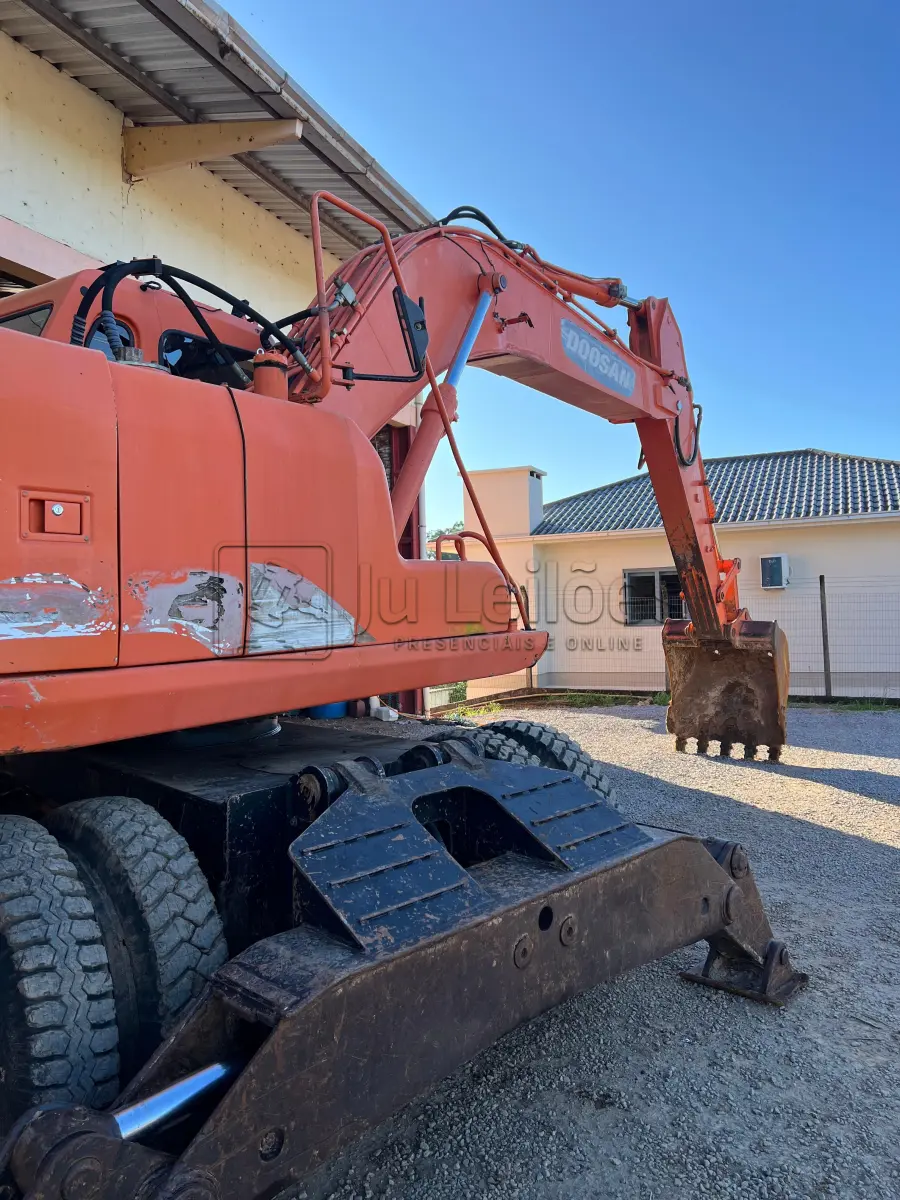LOTE 003 - ESCAVADEIRA DOOSAN