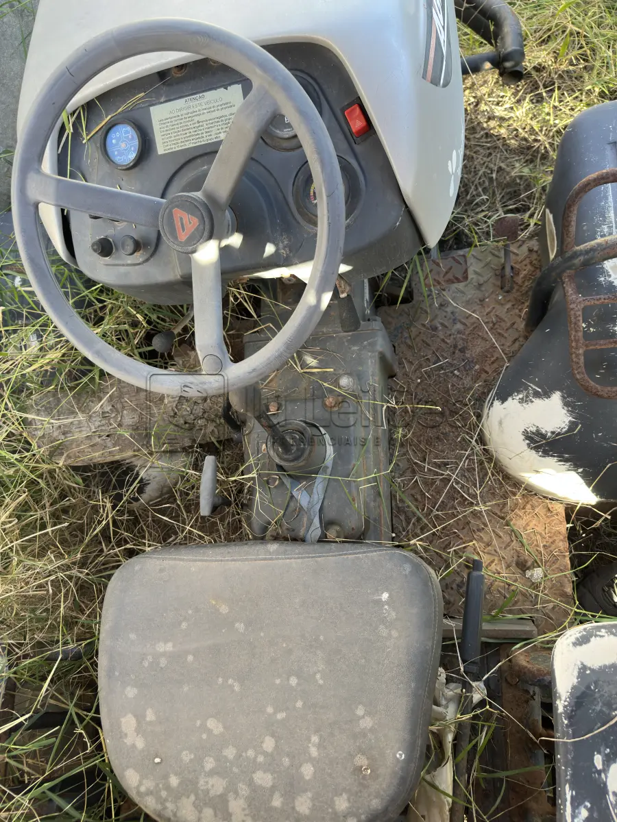 LOTE 009 - TRATOR AGRALE- ROÇADEIRA - PINCHEIRA